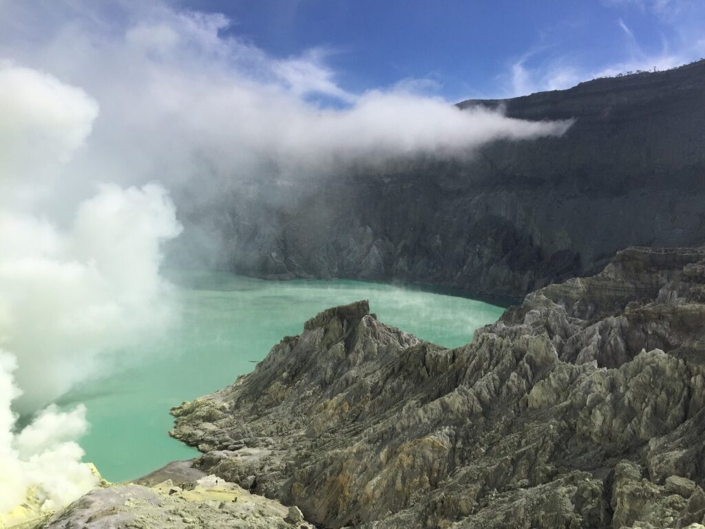 Mount Ijen blauer Kratersee