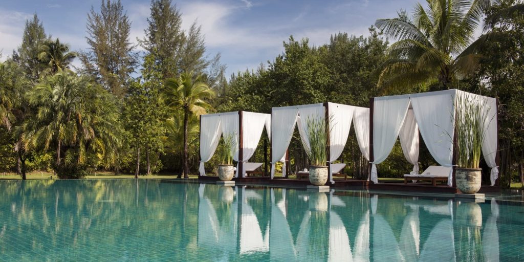 The Sarojin Pool mit Liegebereichen